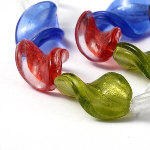 Hopeafoliohelmi twist orassinpunainen n. 30 x 20 mm, 1 kpl