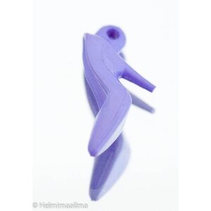 Akryyli riipus korkokenkä violetti n. 38 x 15 x 12 mm, 1 kpl