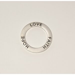 Metallihelmi / rengas "LOVE FAITH HOPE" 22 mm hopeanvärinen, 1 kpl