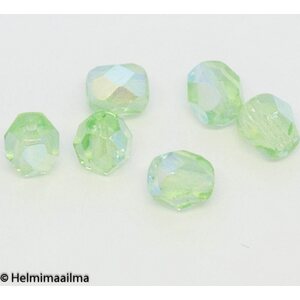 Tsekkiläinen lasihelmi särmikäs 6 mm vaaleanvihreä AB-päällystetty, 20 kpl