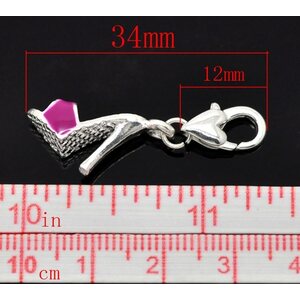 Riipus 12 mm papukaijalukolla emaloitu korkokenkä 34 x 13 mm hopean- ja fuksianvärinen, 1 kpl