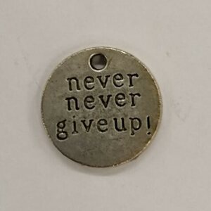 Riipus pyöreä 18 mm "never never give up" antiikkihopea, 6 kpl