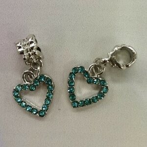 Pandora riipus sydän 13 x 15 mm turkooseilla kristalleilla platinanvärinen, 1 kpl