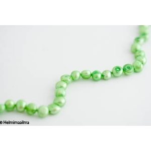 Makeanvedenhelmi nugetti limenvihreä 8-9 mm, n. 38 cm nauha