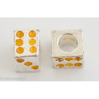 Pandora metallihelmi noppa oranssinkeltaisilla pisteillä 6 x 8 x 8 mm, 1 kpl