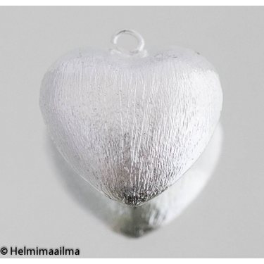 Riipus "harjattu" kimalle sydän 24 mm, paksuus n. 11,5 mm, hopeanvärinen, 1 kpl