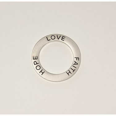 Metallihelmi / rengas "LOVE FAITH HOPE" 22 mm hopeanvärinen, 1 kpl