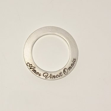 Metallihelmi / rengas "Amor Vincit Omnia" 22 mm hopeanvärinen, 1 kpl