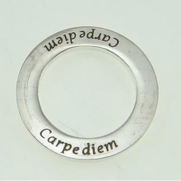 Metallihelmi / rengas "Carpe diem" 22 mm hopeanvärinen, 1 kpl