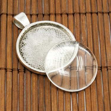 Riipus täytettävä korupohja pyöreä 41 x 32 mm, antiikkihopea, 1 kpl sekä siihen kuuluva lasikapussi