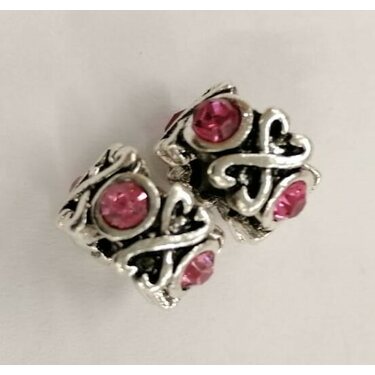 Pandora metallihelmi hopeanvärinen pinkeillä kristalleilla ja sydänkuvioilla 10 x 7 mm, 1 kpl