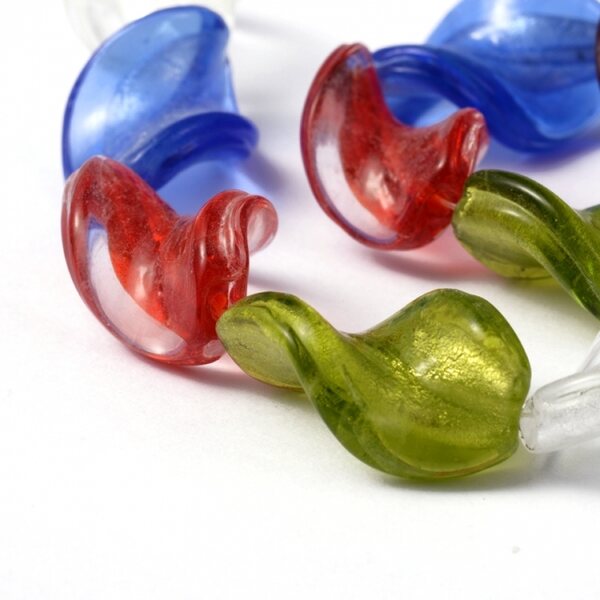 Hopeafoliohelmi twist orassinpunainen n. 30 x 20 mm, 1 kpl