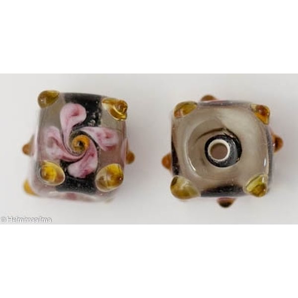 Lamppuhelmi kohokukkakuvio musta sisus + pinkki kukka, 12x9x9 mm, 1 kpl