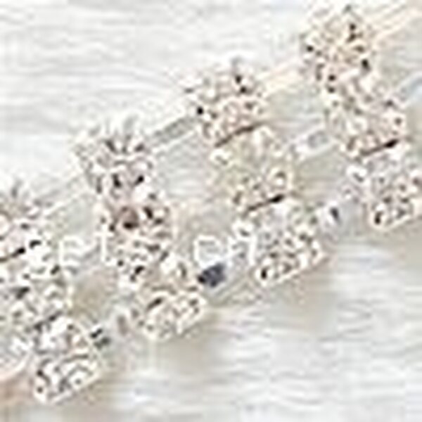 Kristalliketju cup chain hopeanvärinen 4 mm mustilla kristalleilla, 1 metri