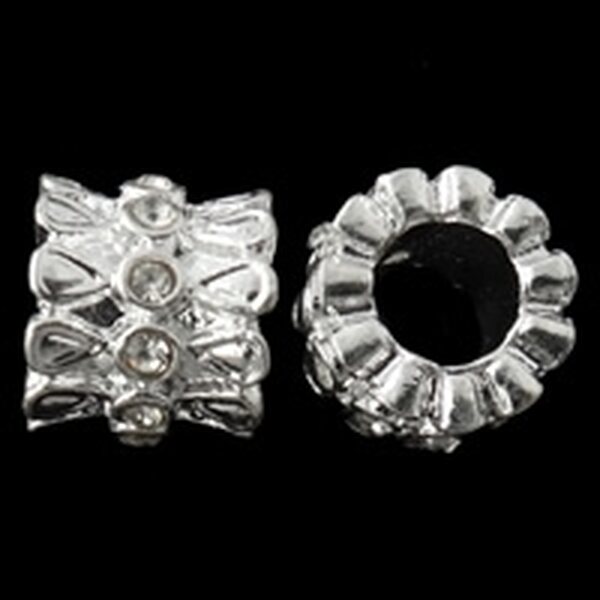 Pandora metallihelmi kirkkailla kristalleilla hopeanvärinen 8 x 10 mm, 1 kpl