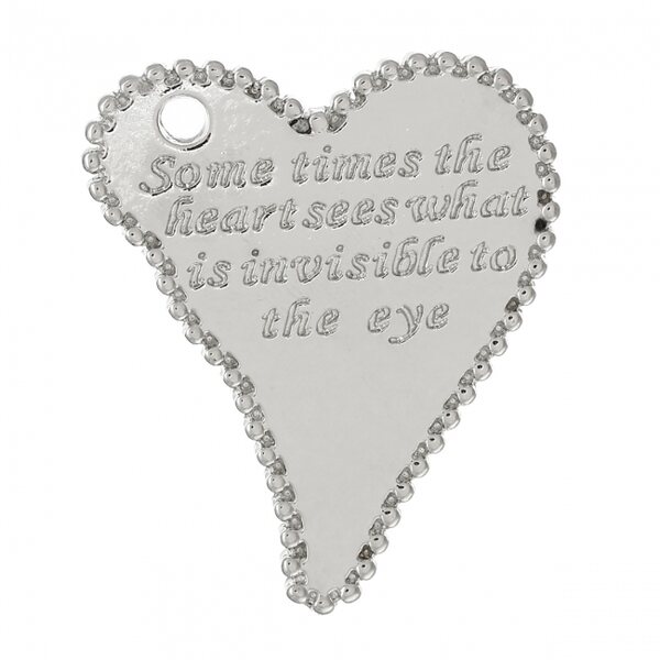 Riipus sydän "Sometimes the heart sees what is invisible to the eye" 41 x 35 mm hopeanvärinen, 1 kpl