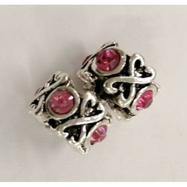Pandora metallihelmi hopeanvärinen pinkeillä kristalleilla ja sydänkuvioilla 10 x 7 mm, 1 kpl