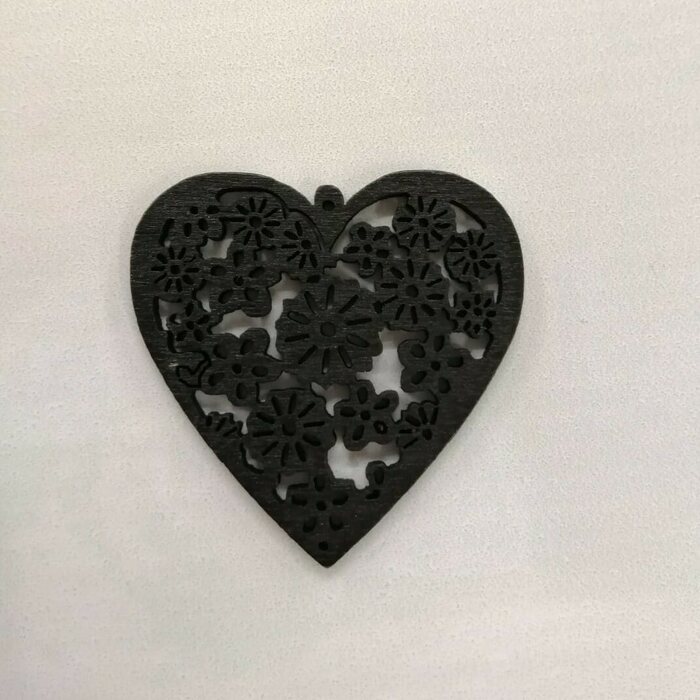 Riipus puinen sydän kukkafiligreekuvioilla musta 40 mm, 2 kpl